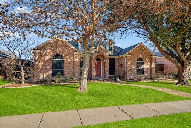 view of front of home featuring a front yard