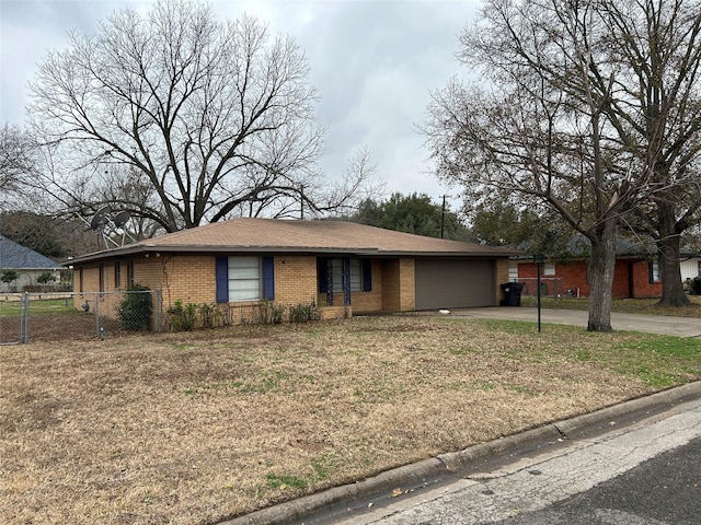 single story home featuring a front lawn