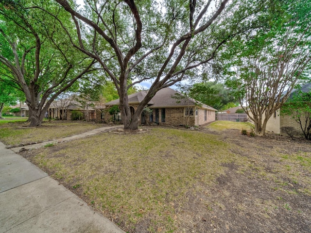 view of front facade featuring a front yard