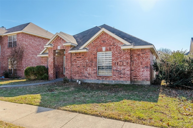 view of front of home featuring a front lawn