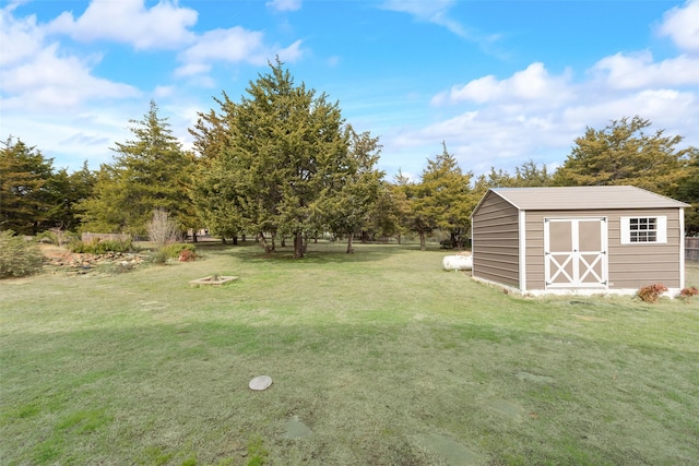 view of yard with a storage shed