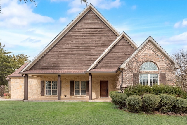 view of front of property featuring a front yard