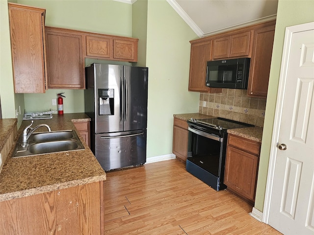 kitchen with sink, decorative backsplash, stainless steel appliances, crown molding, and light hardwood / wood-style flooring