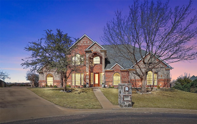 view of front of house featuring a yard