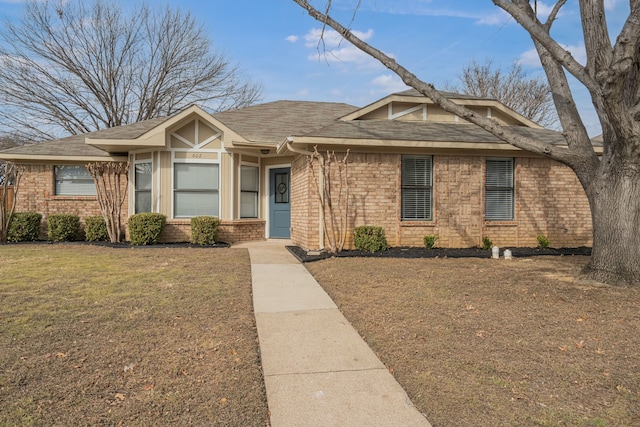 view of front of home featuring a front lawn