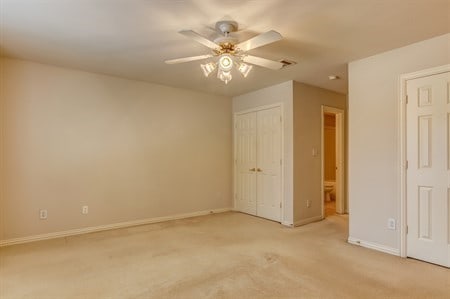 carpeted empty room featuring ceiling fan