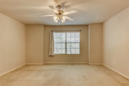 carpeted empty room featuring ceiling fan