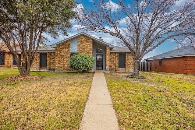 view of front of property featuring a front yard