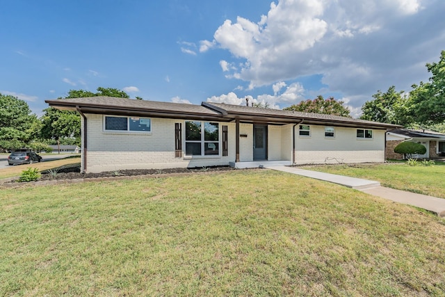 single story home featuring a front lawn