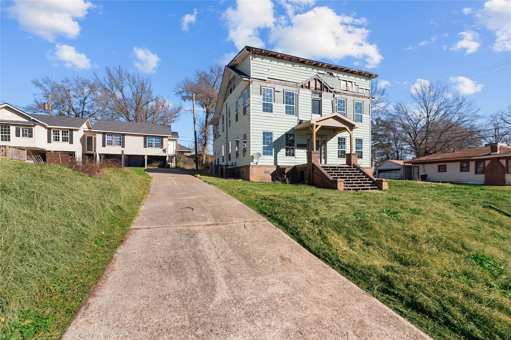 view of front facade with a front lawn