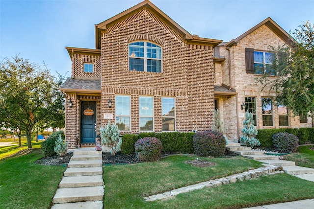 view of front of property featuring a front lawn