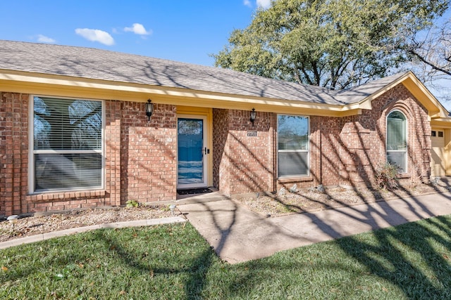 view of front of house with a front lawn