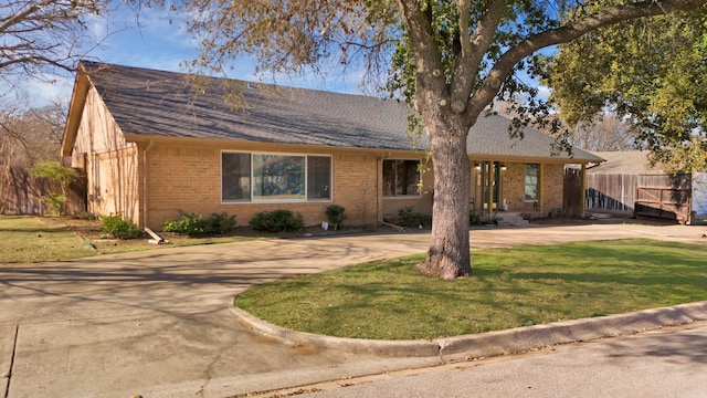 single story home with a front yard