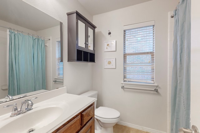 full bath featuring a shower with curtain, vanity, toilet, and baseboards