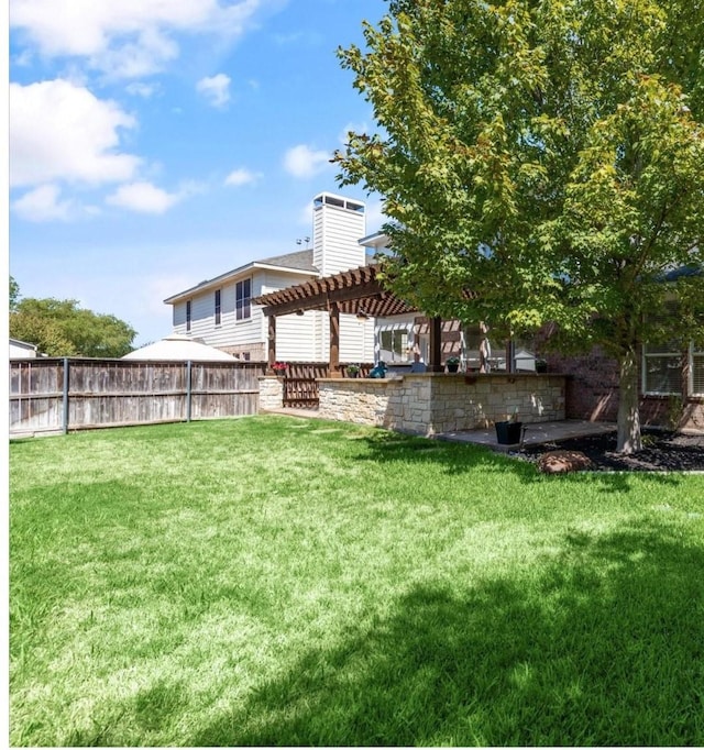 view of yard with a pergola