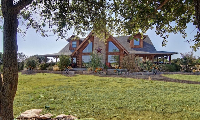 view of front of home featuring a front yard