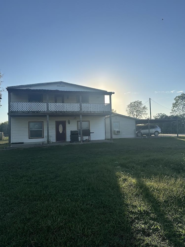 back of house featuring a yard