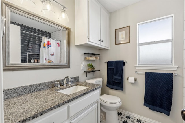 bathroom with a shower with curtain, vanity, and toilet