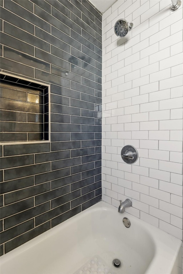 bathroom with tiled shower / bath combo