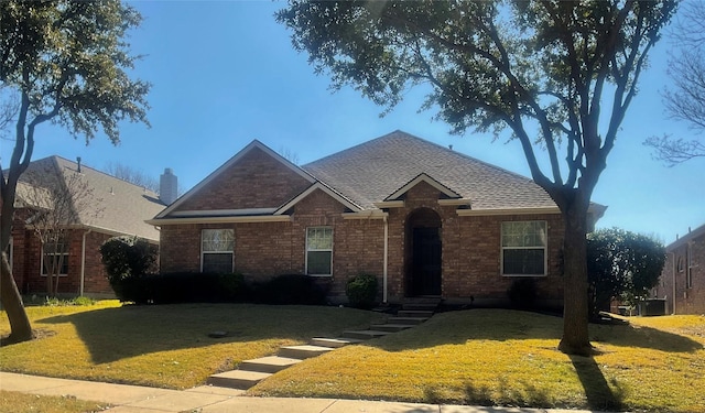 view of front facade featuring a front lawn