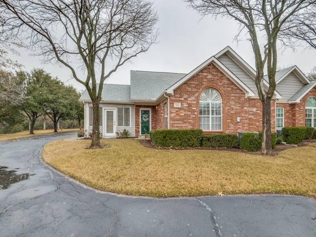 view of front of property featuring a front lawn