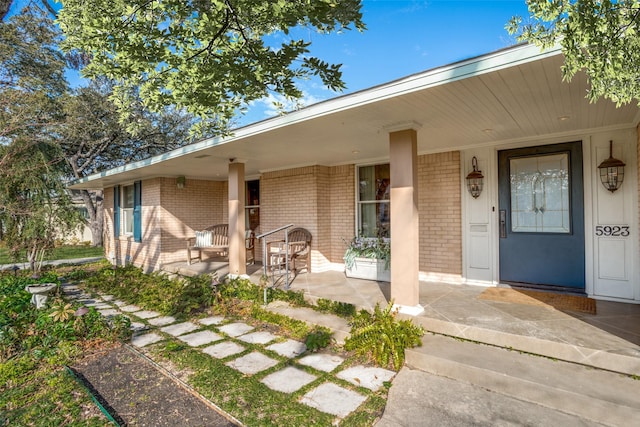 entrance to property featuring covered porch