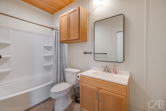 full bathroom featuring shower / tub combo with curtain, vanity, and toilet