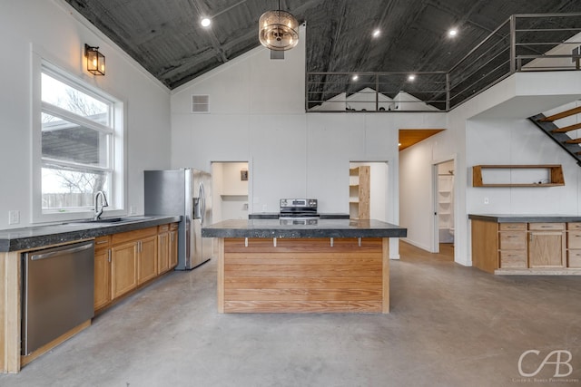 kitchen featuring sink, a center island, high vaulted ceiling, a kitchen breakfast bar, and stainless steel appliances