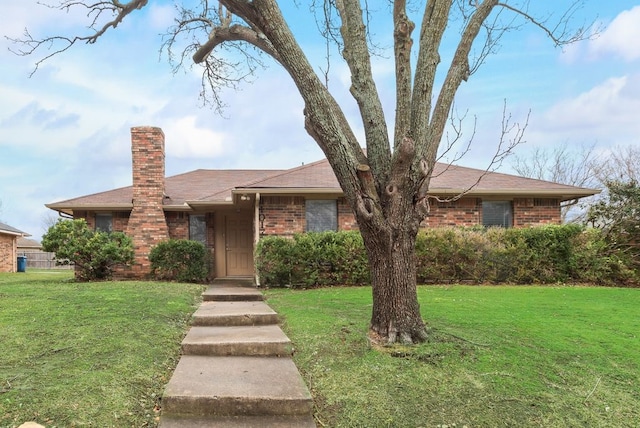 view of front of house featuring a front yard