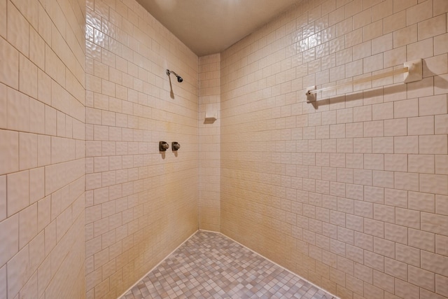 bathroom featuring a tile shower