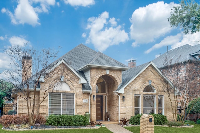 view of front of property featuring a front lawn