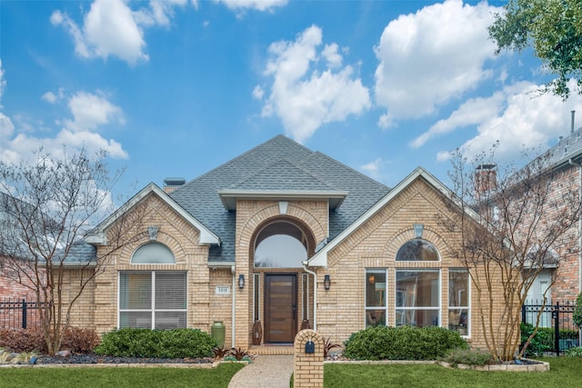 view of front of property featuring a front yard