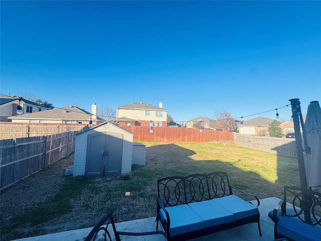 view of yard featuring a storage unit