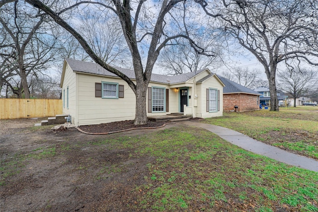 view of front of property featuring a front yard