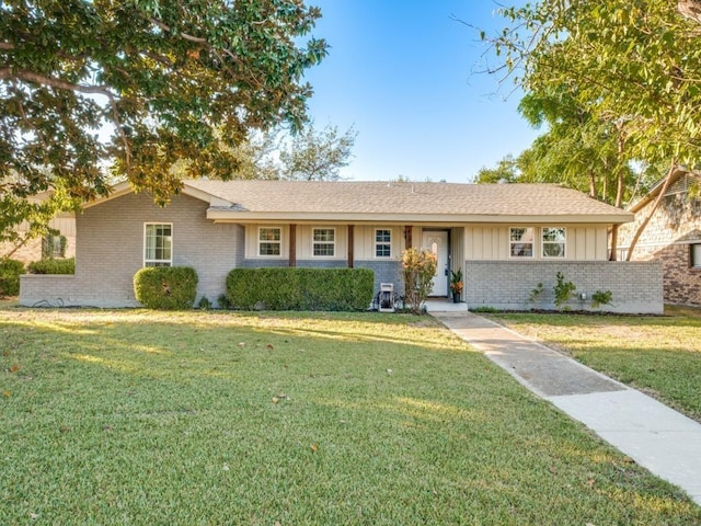 ranch-style home with a front yard