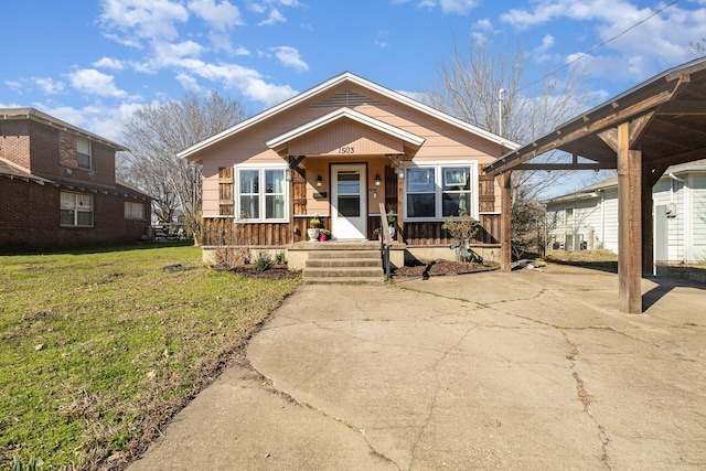 view of front of house featuring a carport and a front lawn