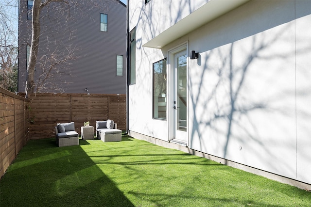 view of yard featuring an outdoor hangout area