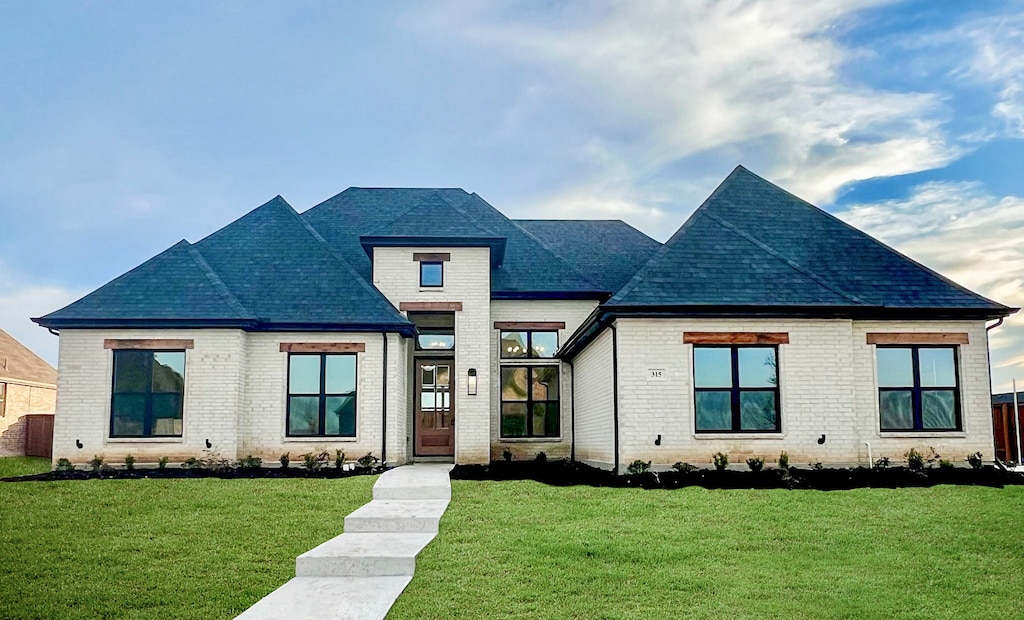 view of front facade featuring a front lawn