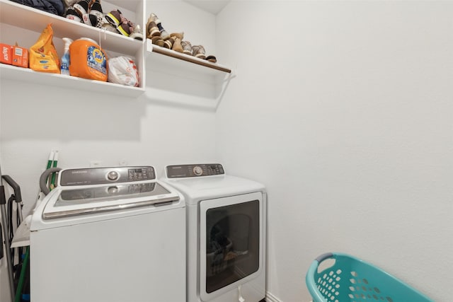 washroom featuring washing machine and clothes dryer