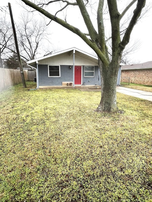 view of front of property featuring a front yard