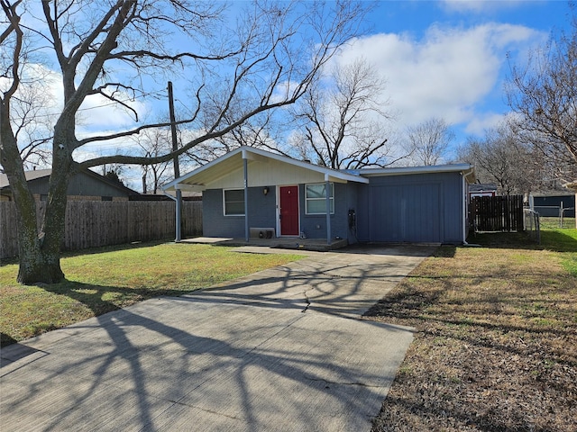 view of front of house featuring a front lawn