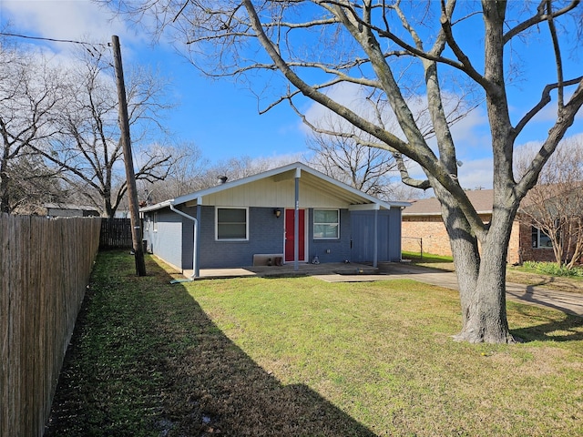 single story home with a front lawn