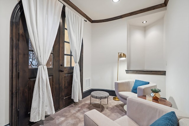 living area featuring baseboards, visible vents, crown molding, carpet floors, and recessed lighting