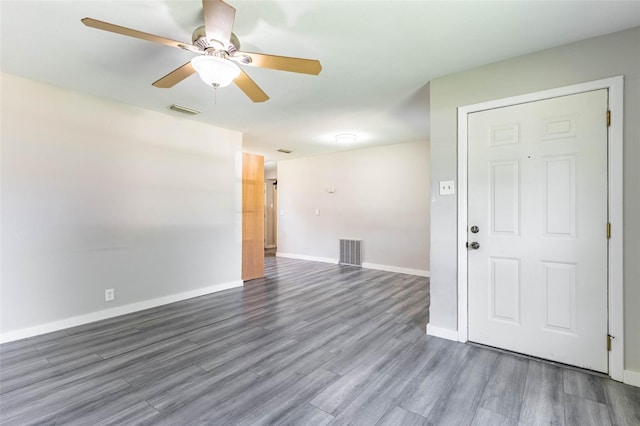 spare room featuring dark wood-type flooring and ceiling fan