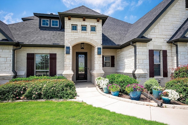 view of front of property with a front lawn