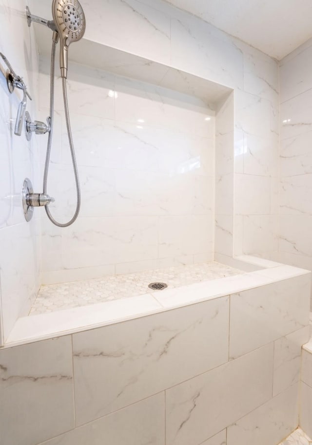 bathroom featuring a tile shower