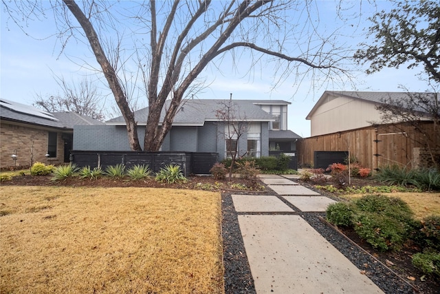 view of front of property featuring a front lawn