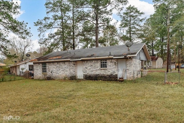 back of house featuring a lawn