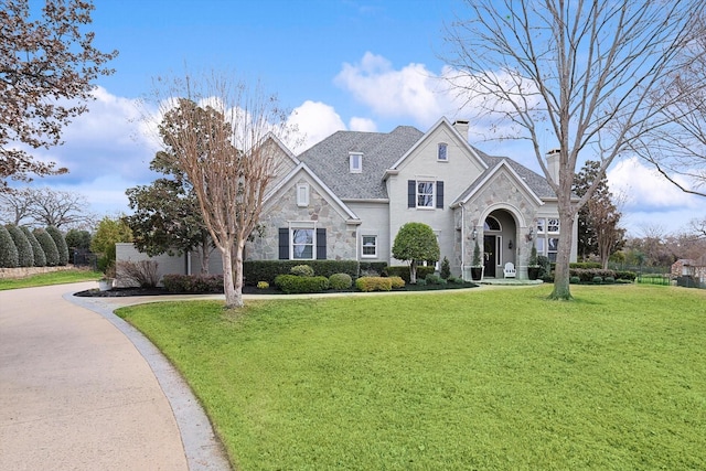 view of front of property featuring a front lawn