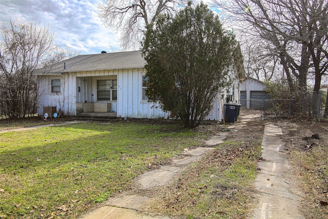 view of front of property featuring a garage and a front yard